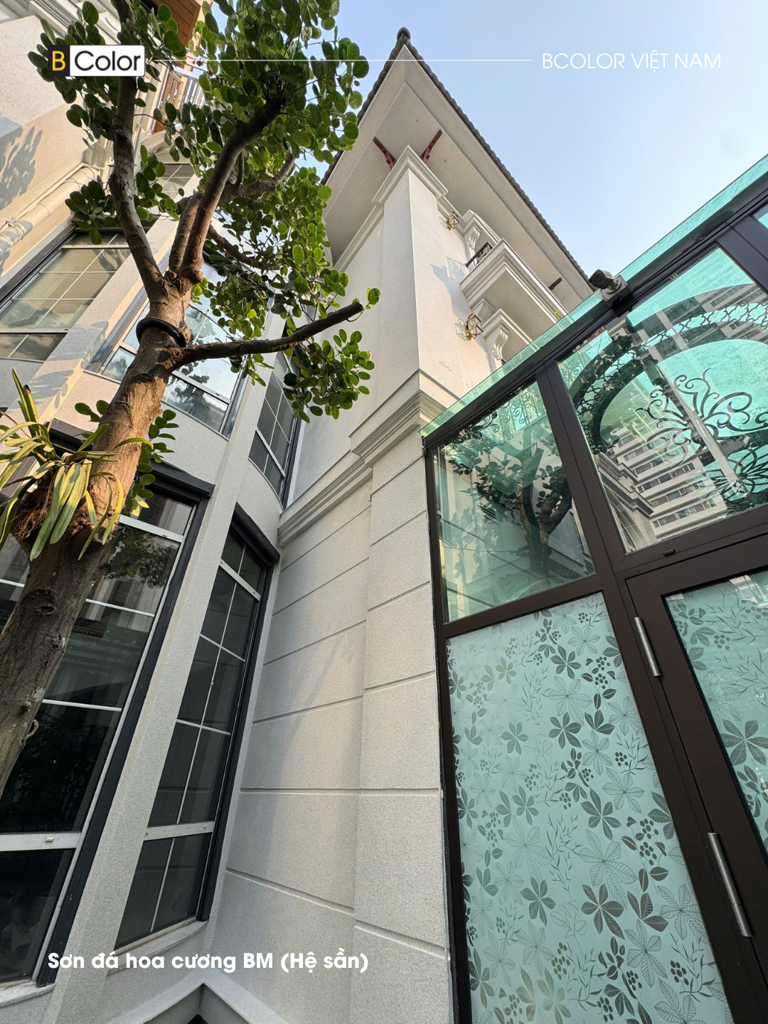 Tổng thể biệt thự Embassy với mặt đứng sơn đá màu trắng và các khung cửa sẫm