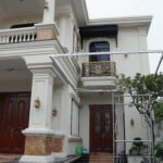 Mảng tường bên và lối vào biệt thự Mễ Sở Hưng Yên