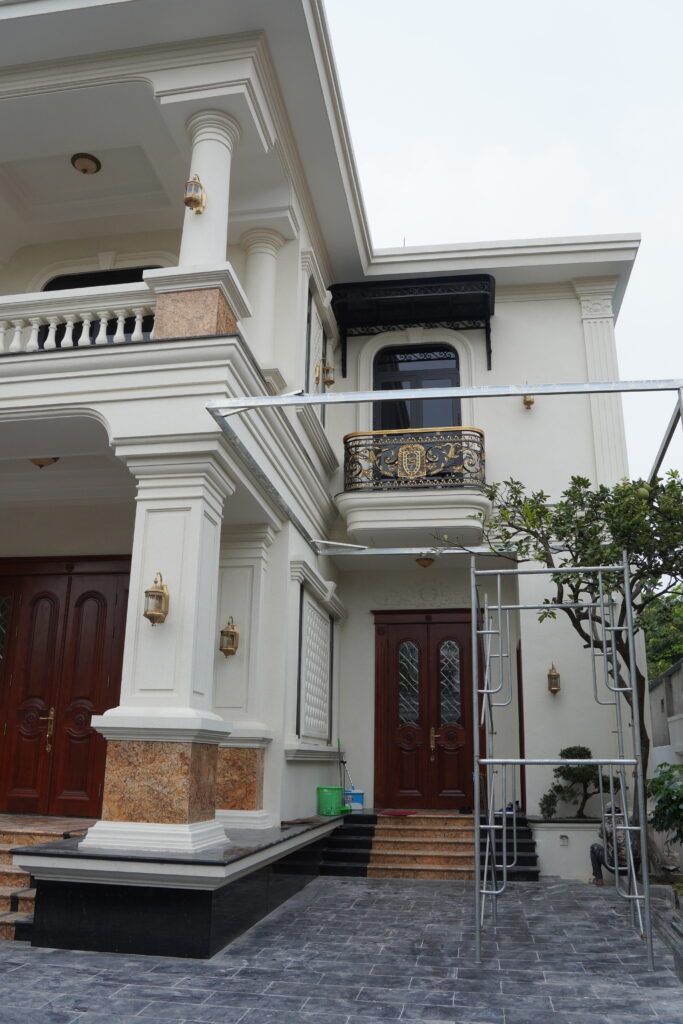 Mảng tường bên và lối vào biệt thự Mễ Sở Hưng Yên