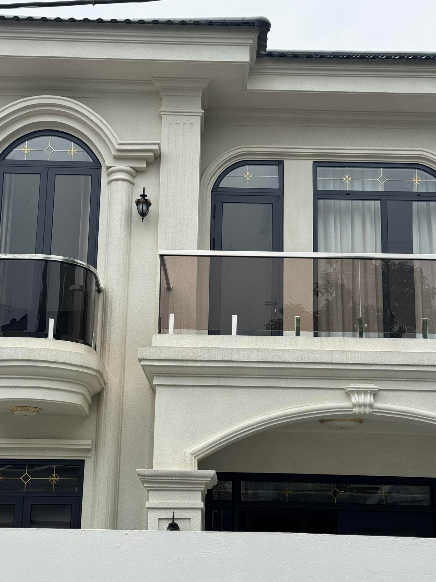 Sơn đá hoàn thiện trên ban công và các đường phào mặt tiền