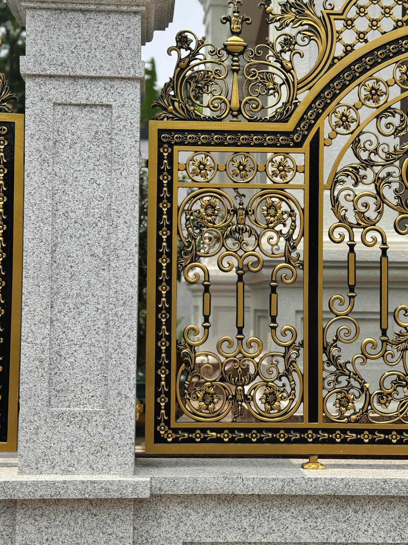 Sơn đá trên trụ cổng và hàng rào công trình