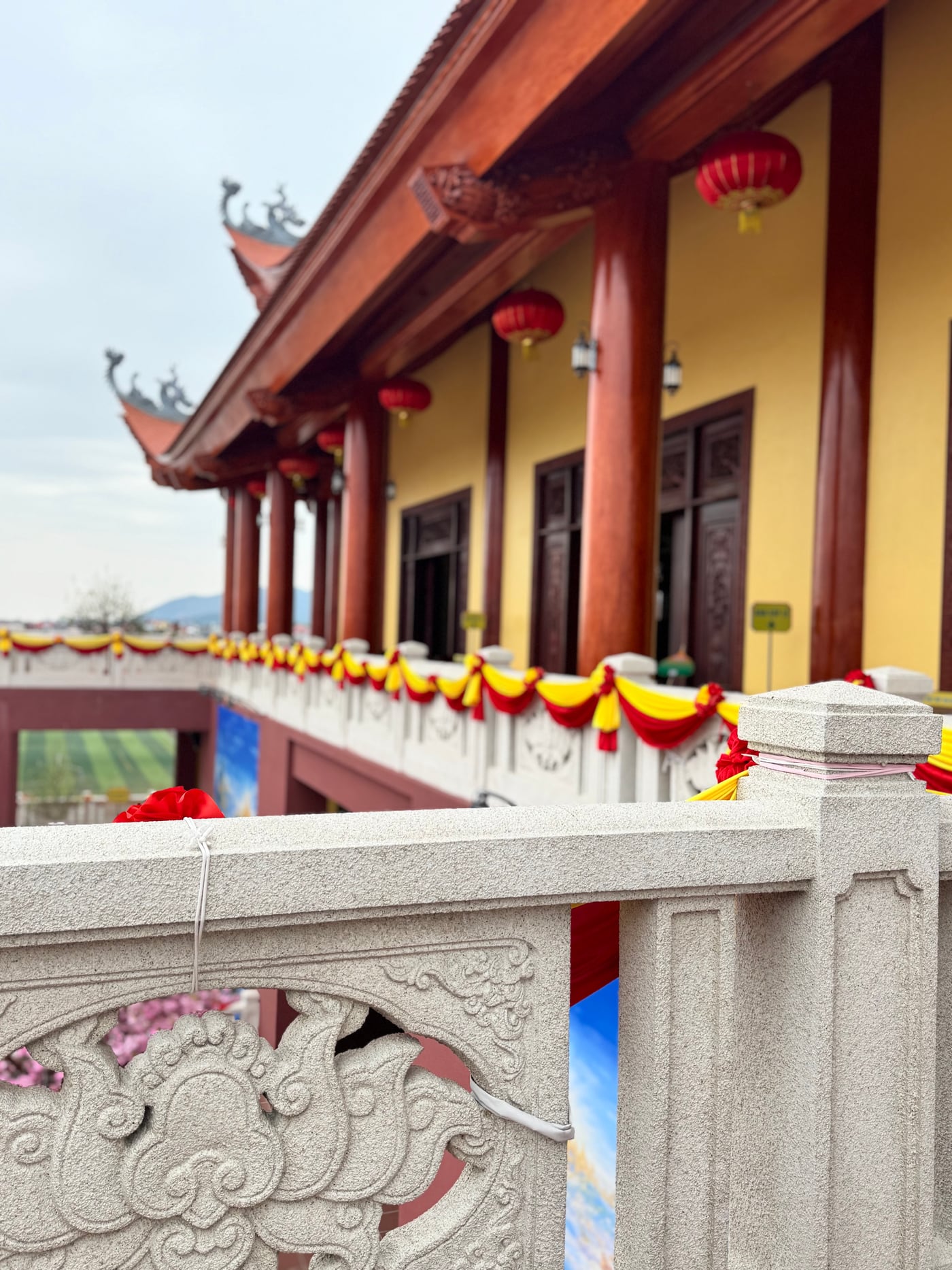 Công trình kiến trúc với hệ cột và chi tiết hoàn thiện – sơn đá mặt tiền