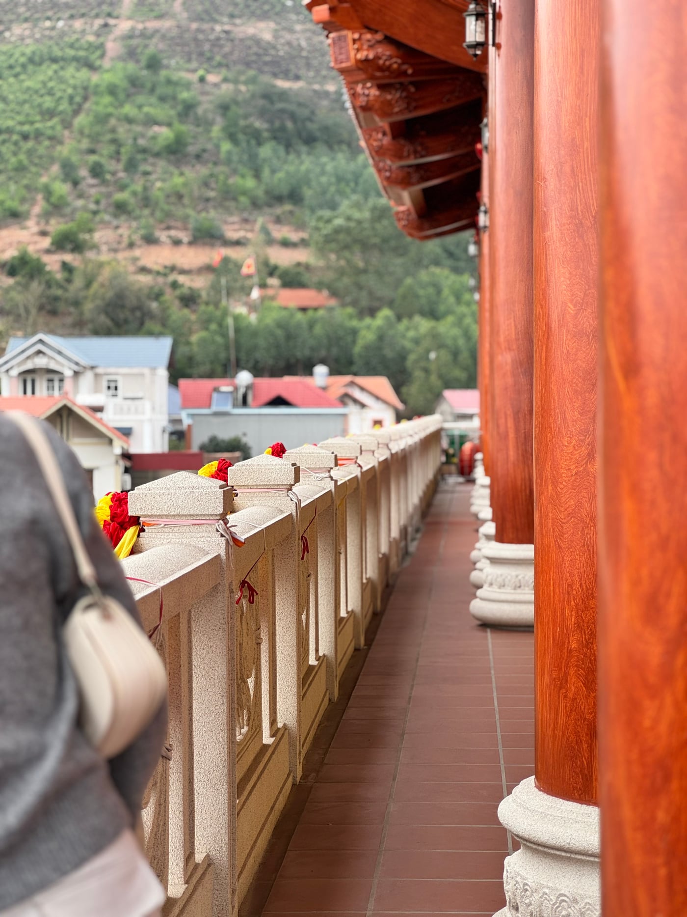 Hành lang và hệ cột của công trình thực tế – sơn đá hoa cương