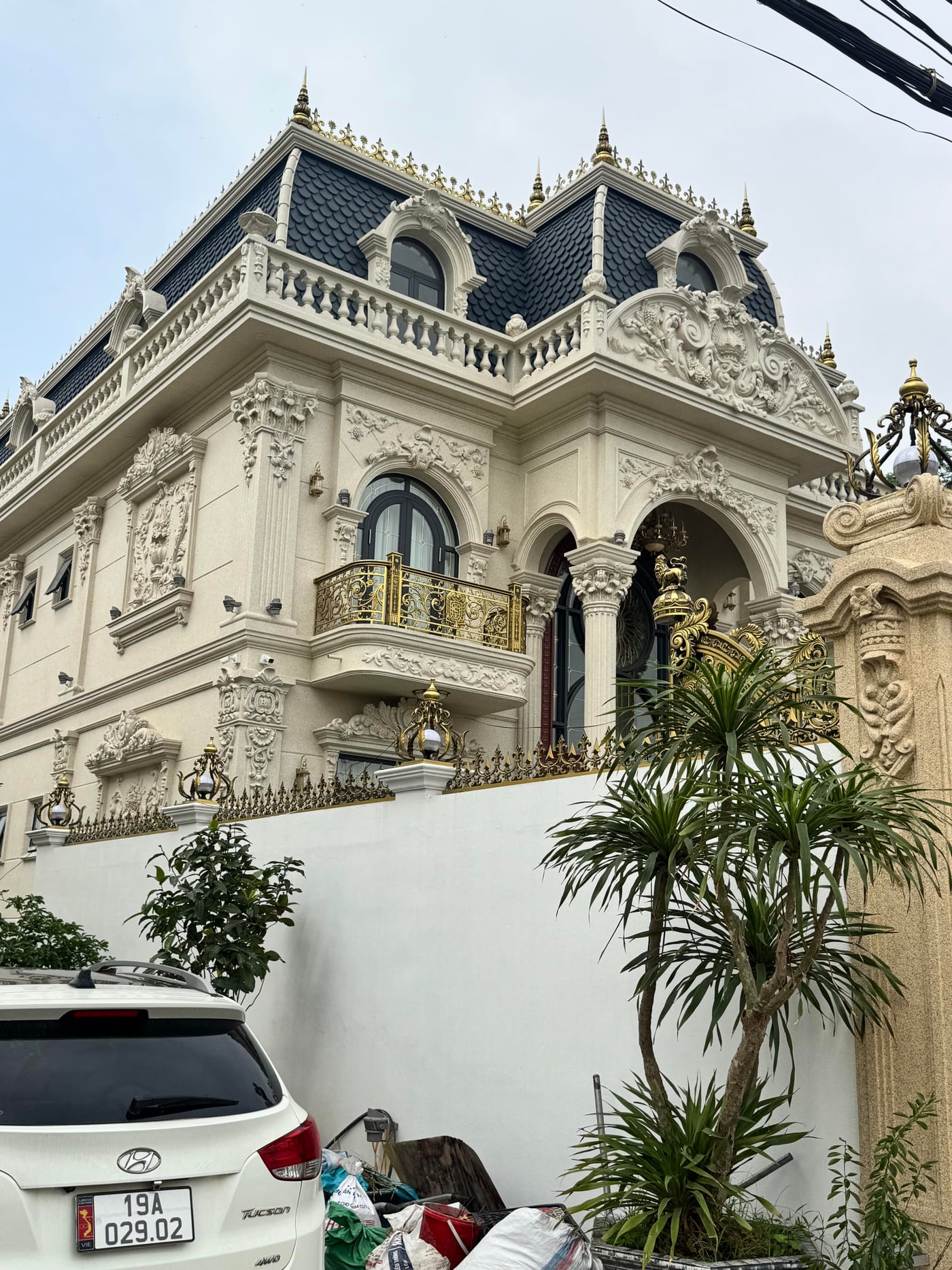 Sơn đá mặt tiền biệt thự với nhiều cột, vòm và phù điêu