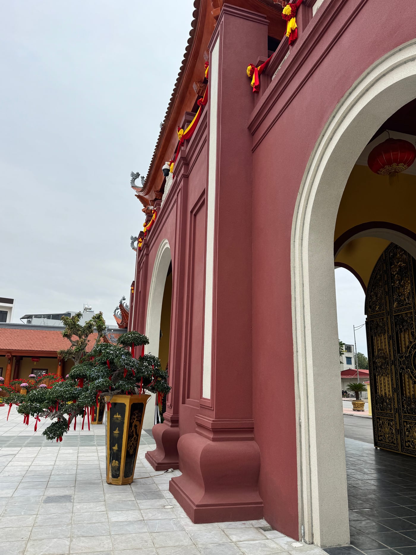 Mặt đứng có phào và vòm cần xử lý chỉn chu – sơn đá BColor