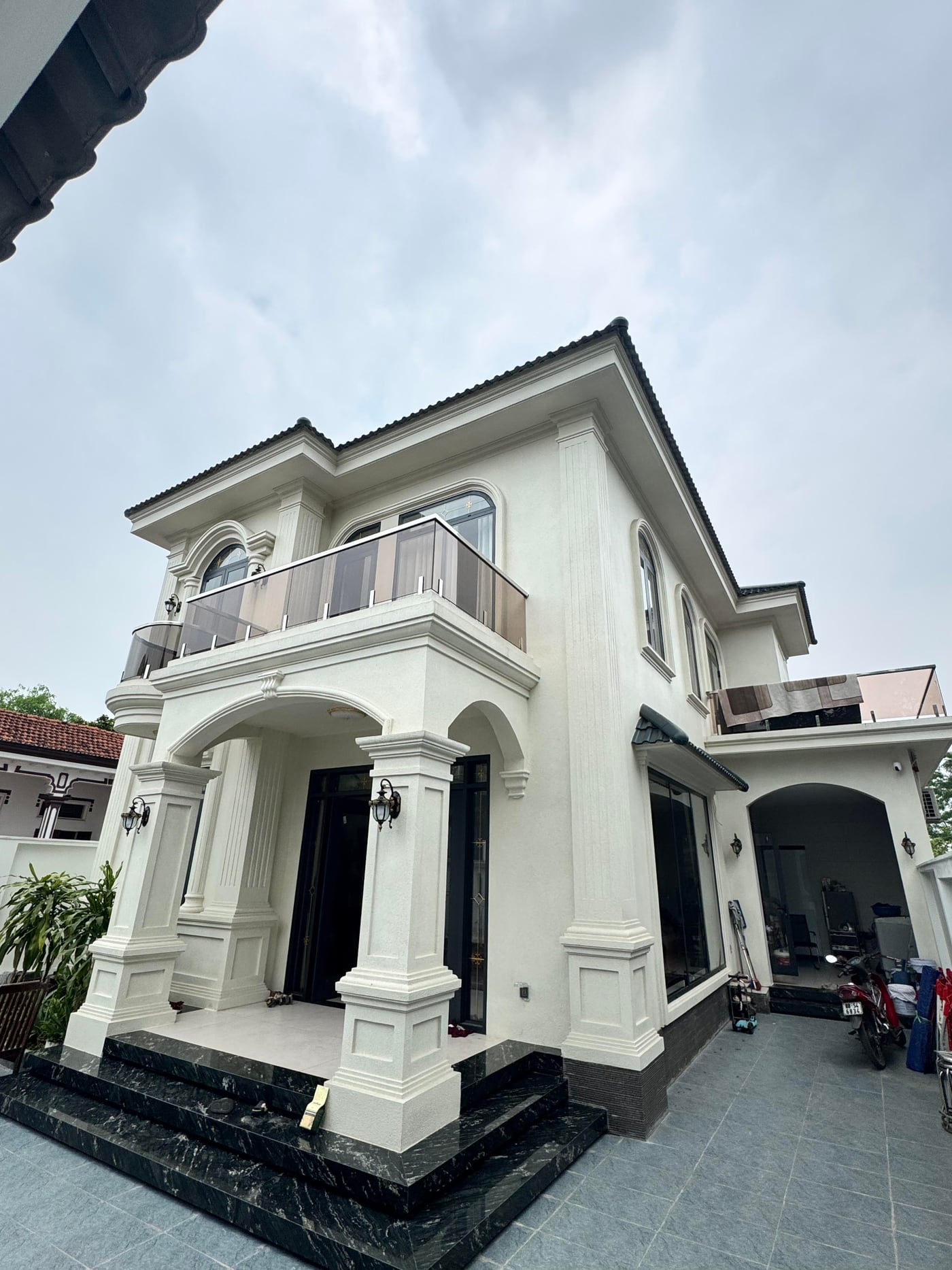 Thi công sơn đá mặt tiền nhà ở với các mảng tường, cột và phào