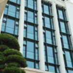 Mặt đứng Học viện An ninh nhân dân tại Trần Phú Hà Đông với cột sáng màu và hệ cửa kính