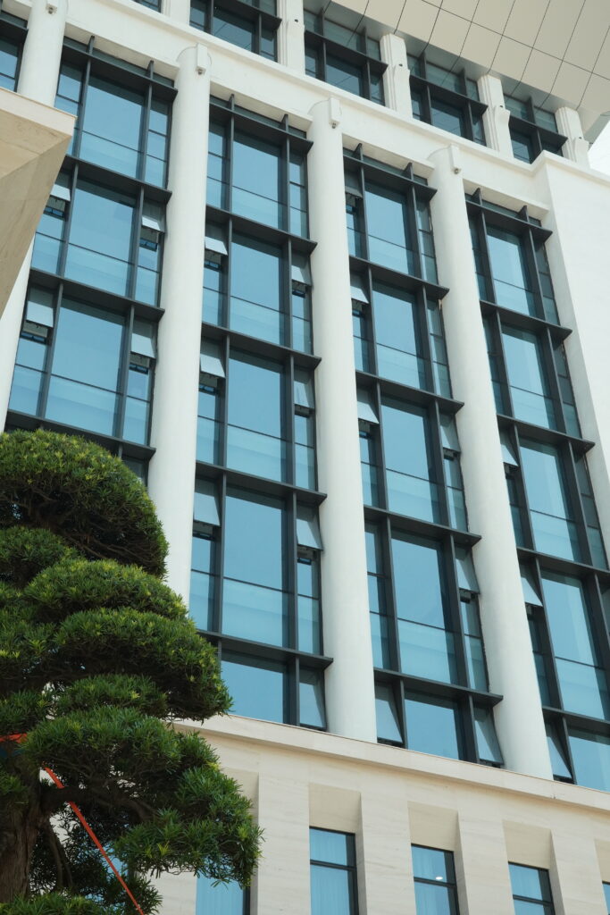 Mặt đứng Học viện An ninh nhân dân tại Trần Phú Hà Đông với cột sáng màu và hệ cửa kính