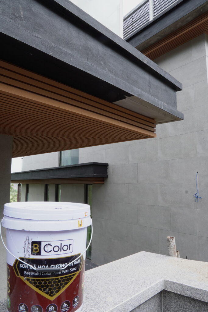Sơn đá màu ghi mặt tiền trên công trình BColor, phối cùng khung cửa và mái đua