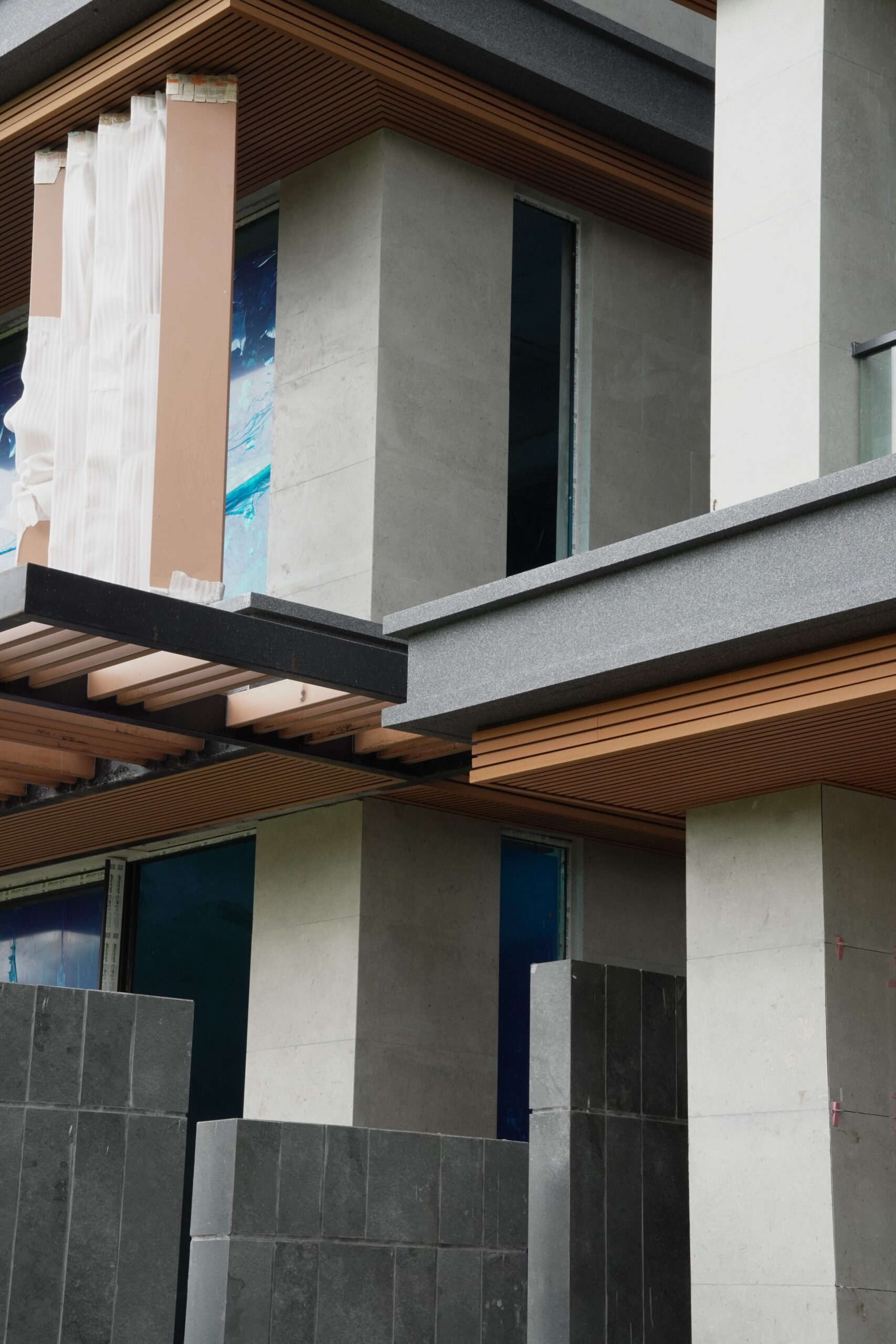 Đường tiếp giáp giữa mảng sơn đá và vật liệu mặt tiền