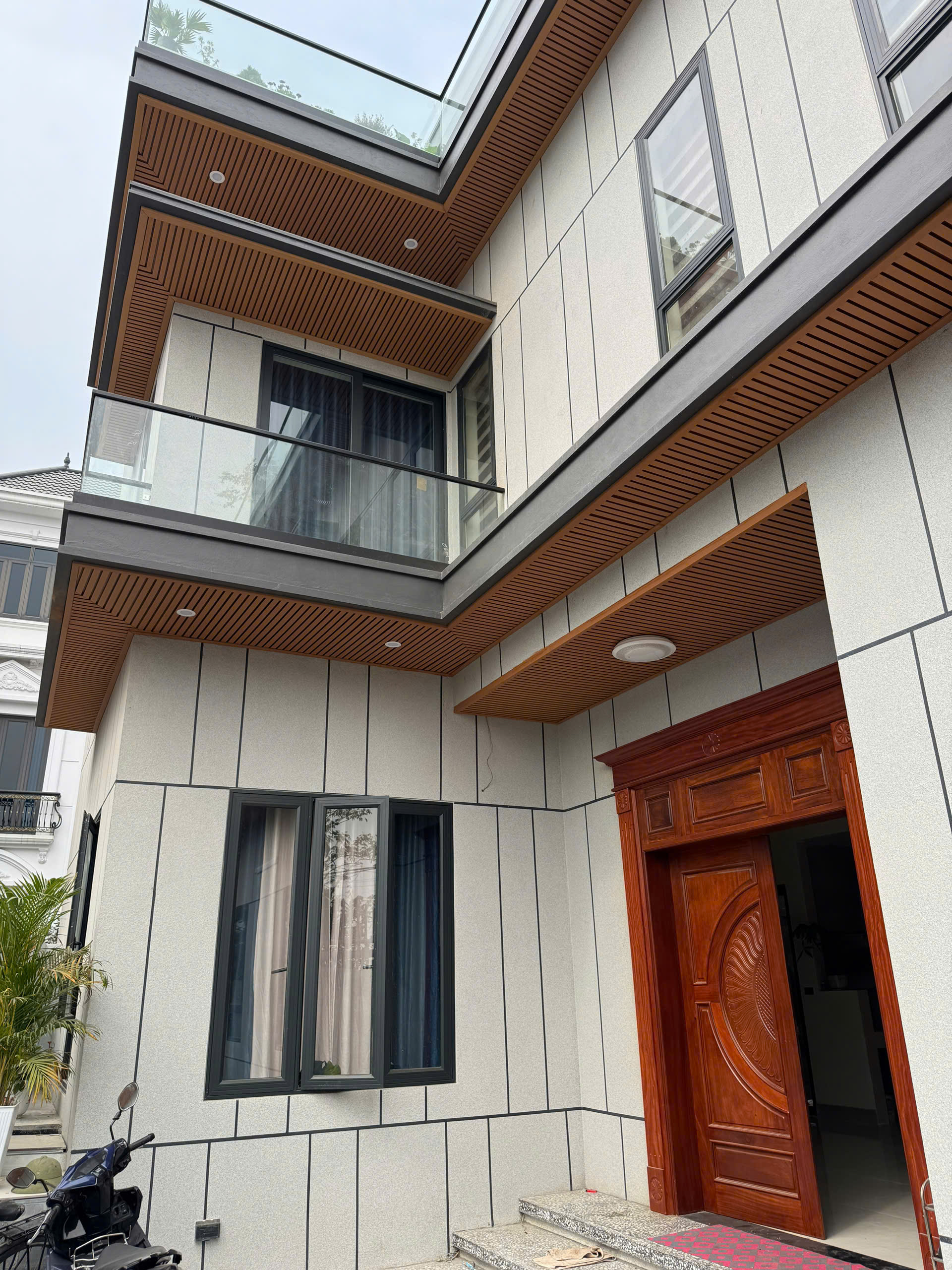 Góc mặt đứng biệt thự Tiên Du nhìn từ sân