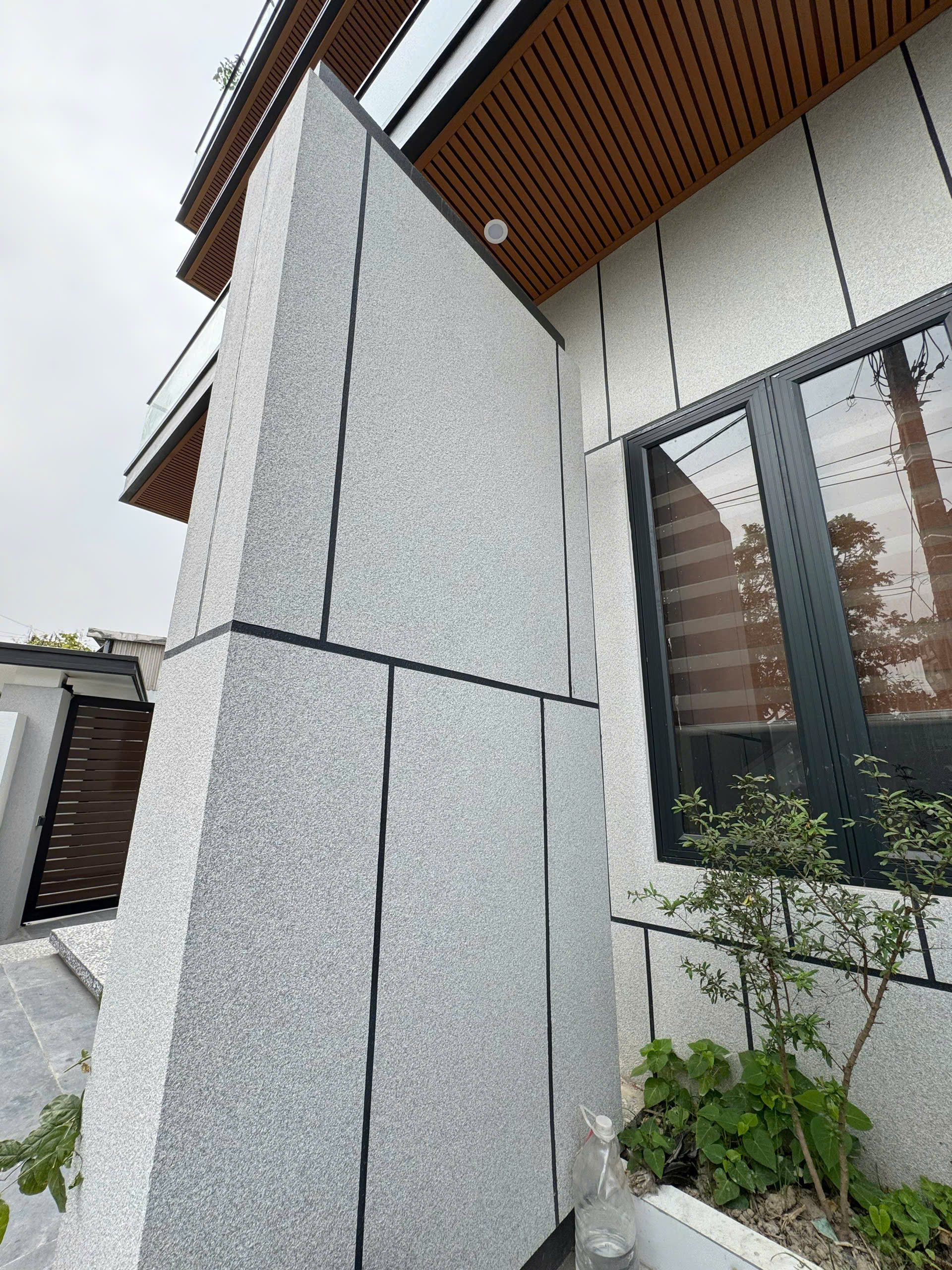 Góc chuyển của mảng tường sơn đá cạnh khung cửa
