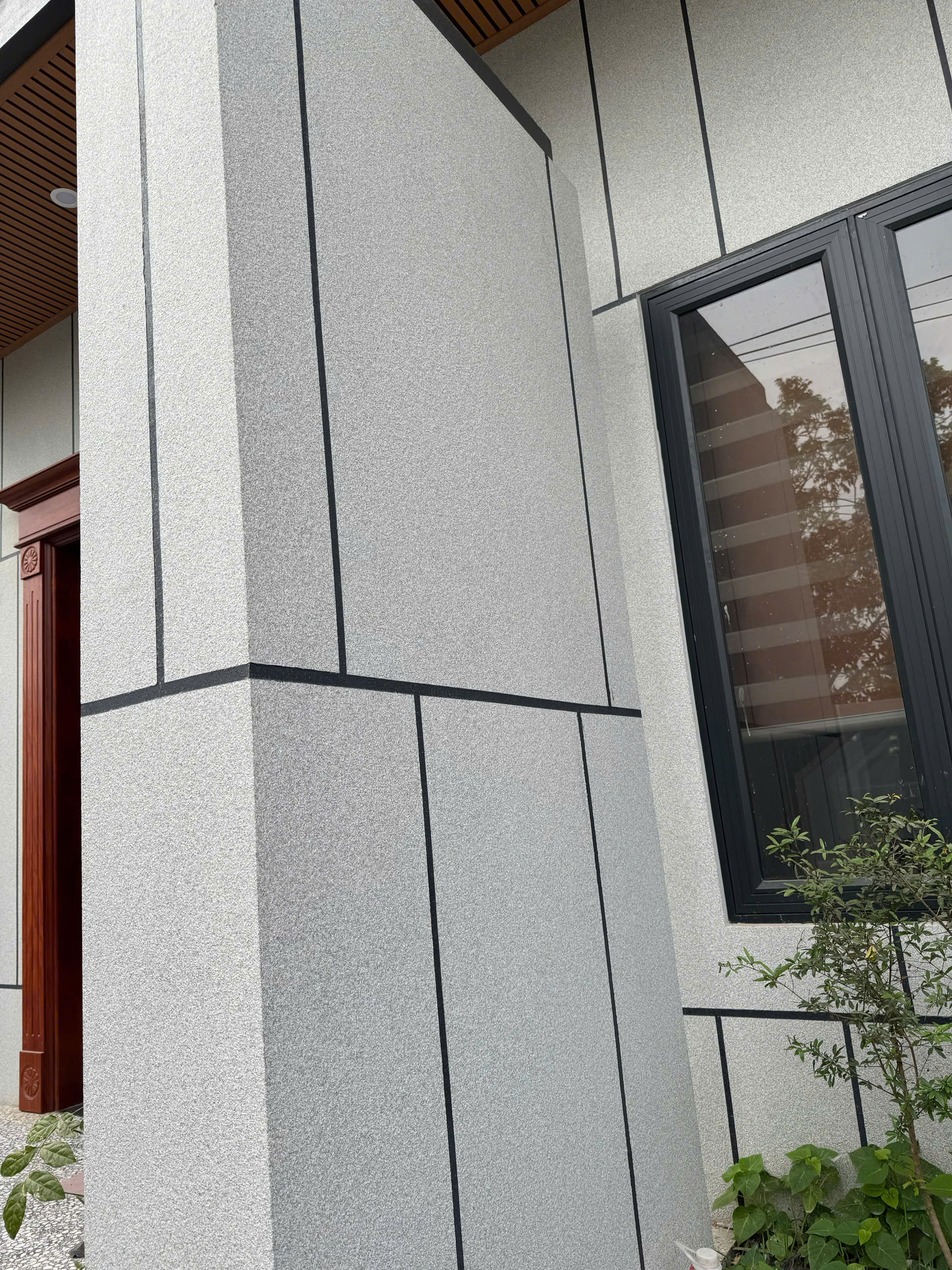 Chi tiết nền tường sáng, đường chỉ và khung cửa tối