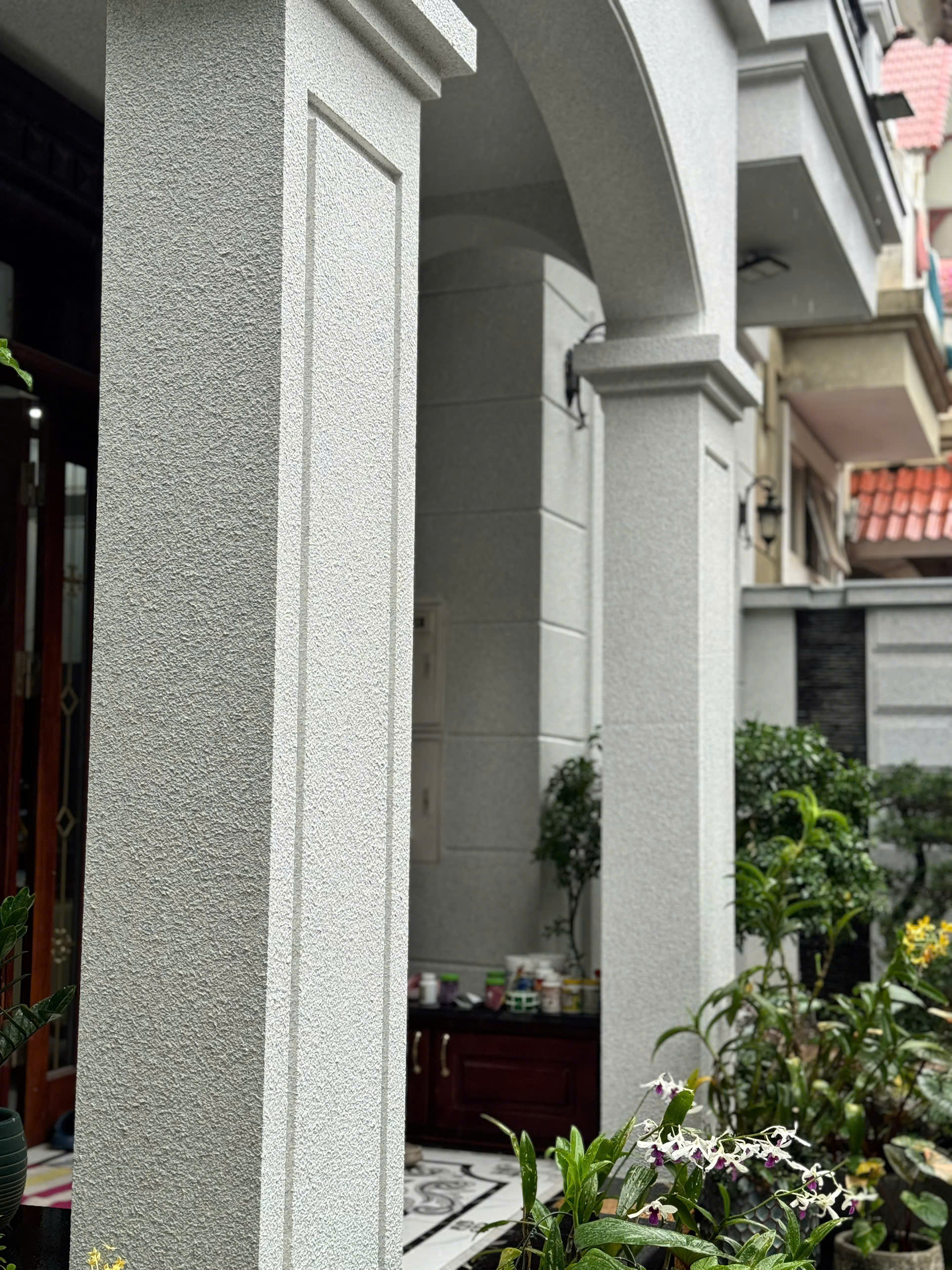Cận cột vuông và bề mặt sơn đá cạnh cửa vòm