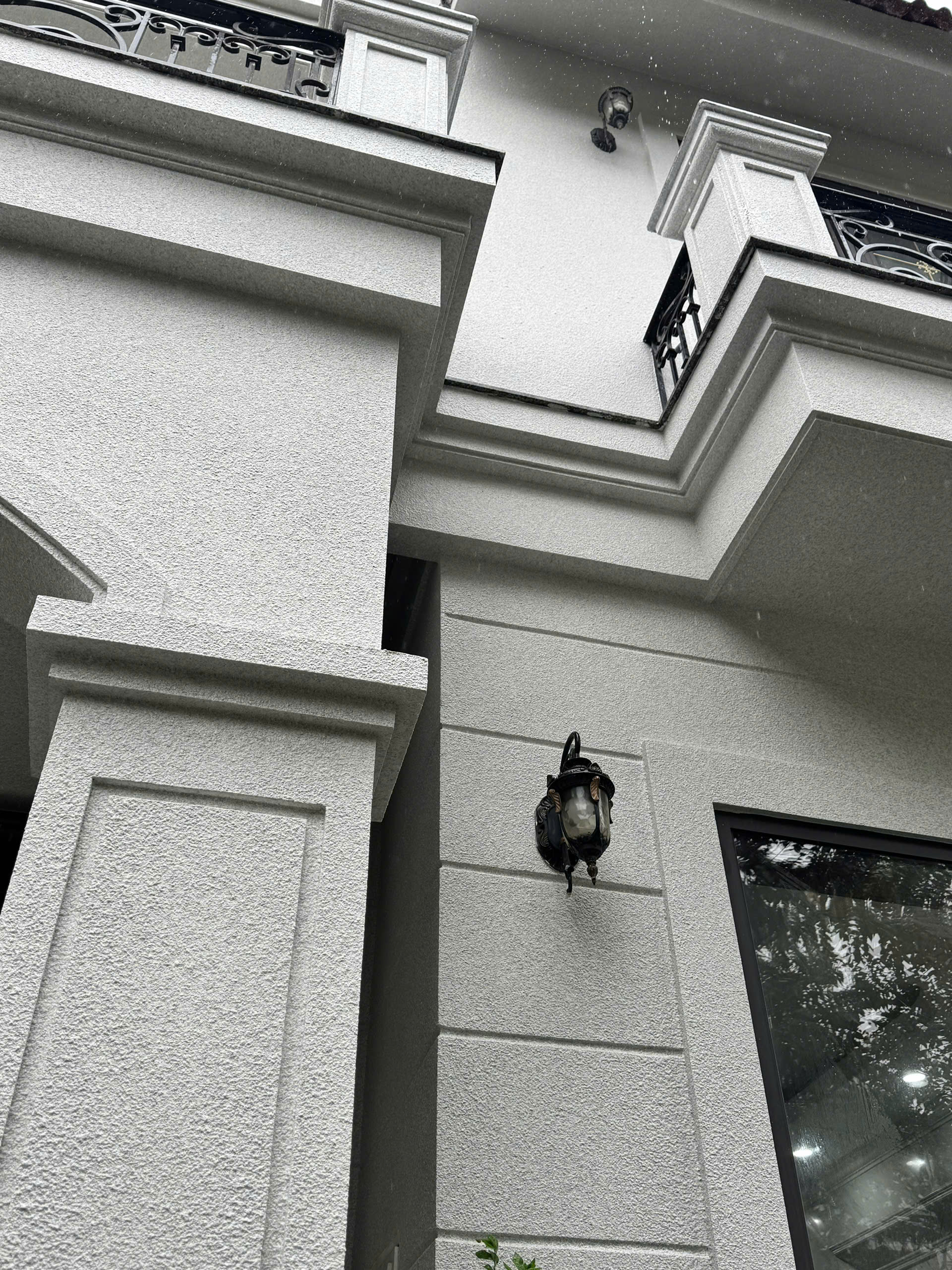 Góc tường, đèn và phào dưới phần mái đua